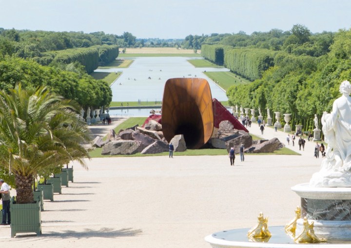 Anish Kapoor, Dirty Corner, 2011-2015. © Seixas .“Anish Kapoor” at Château de Versailles, Versailles (2015)